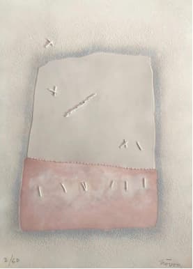 Obra abstracta con fondo branco e rectángulo dividido horizontalmente entre gris e rosa claro, cunha serie de marcas en relevo que parecen incisións ou cicatrices