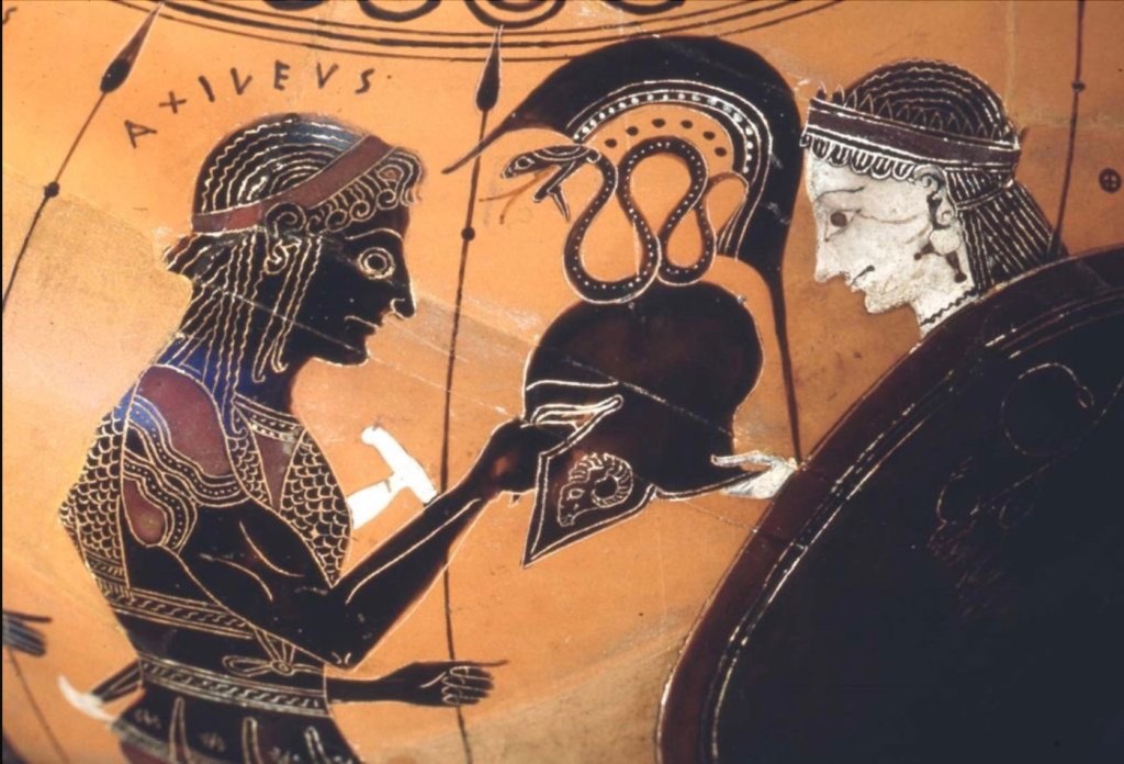 Detalle de una ánfora griega con figuras negras donde Aquiles recibe un casco adornado por una serpiente, ofrecido por una figura femenina, probablemente su madre Tetis.