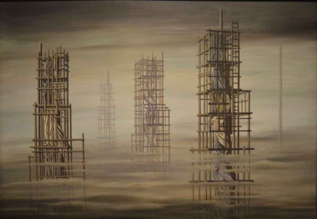 Estructuras grises, alargadas y deshabitadas emergen en un paisaje brumoso, solitario y en suspensión, simbolizando la distancia emocional y la imposibilidad de llegar al otro.