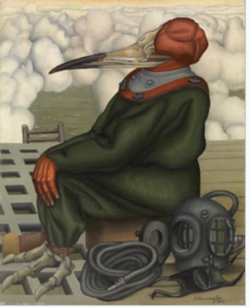 Figura surrealista con cráneo de ave y traje de buceo al borde de un paisaje onírico, en la obra The Oneiroscopist de Edith Rimmington (1947)
