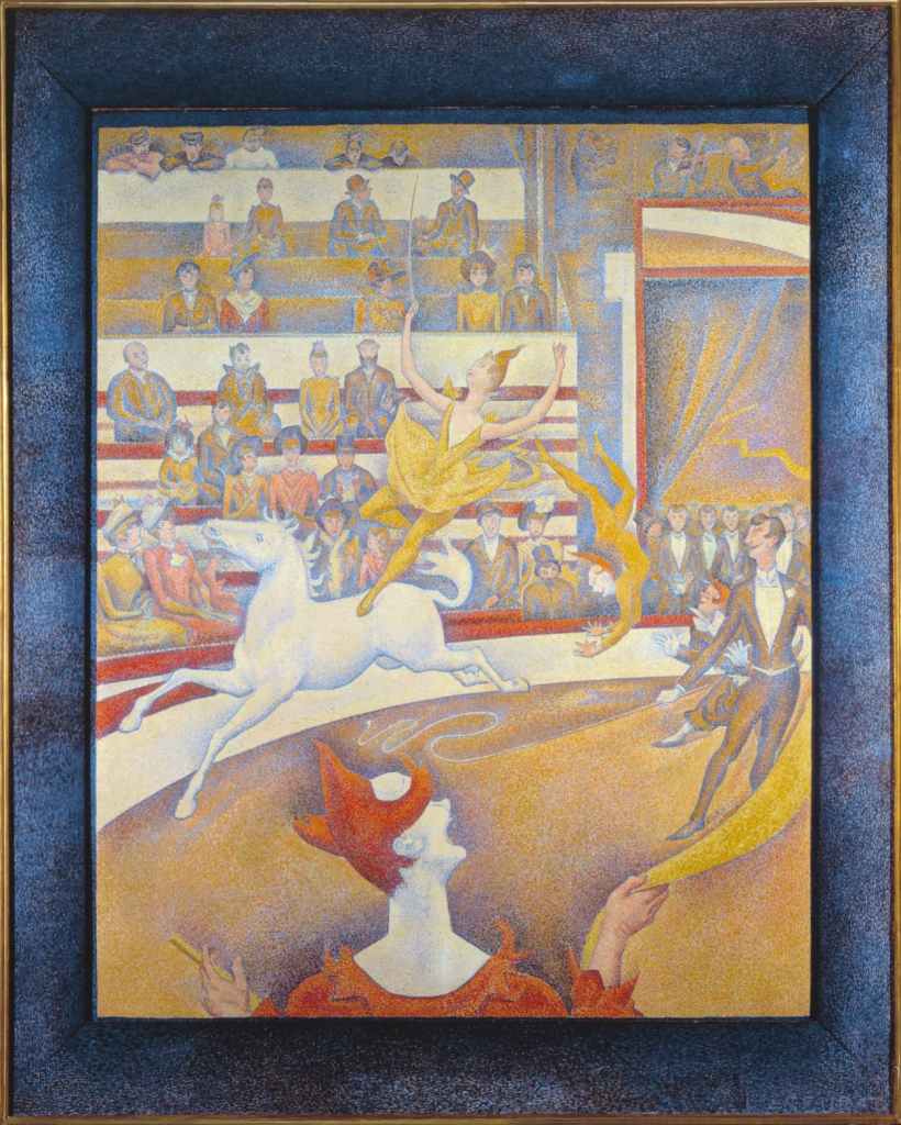 Pintura de Georges Seurat donde varias figuras esperan ante un circo, en un momento de silencio y suspensión antes del espectáculo.